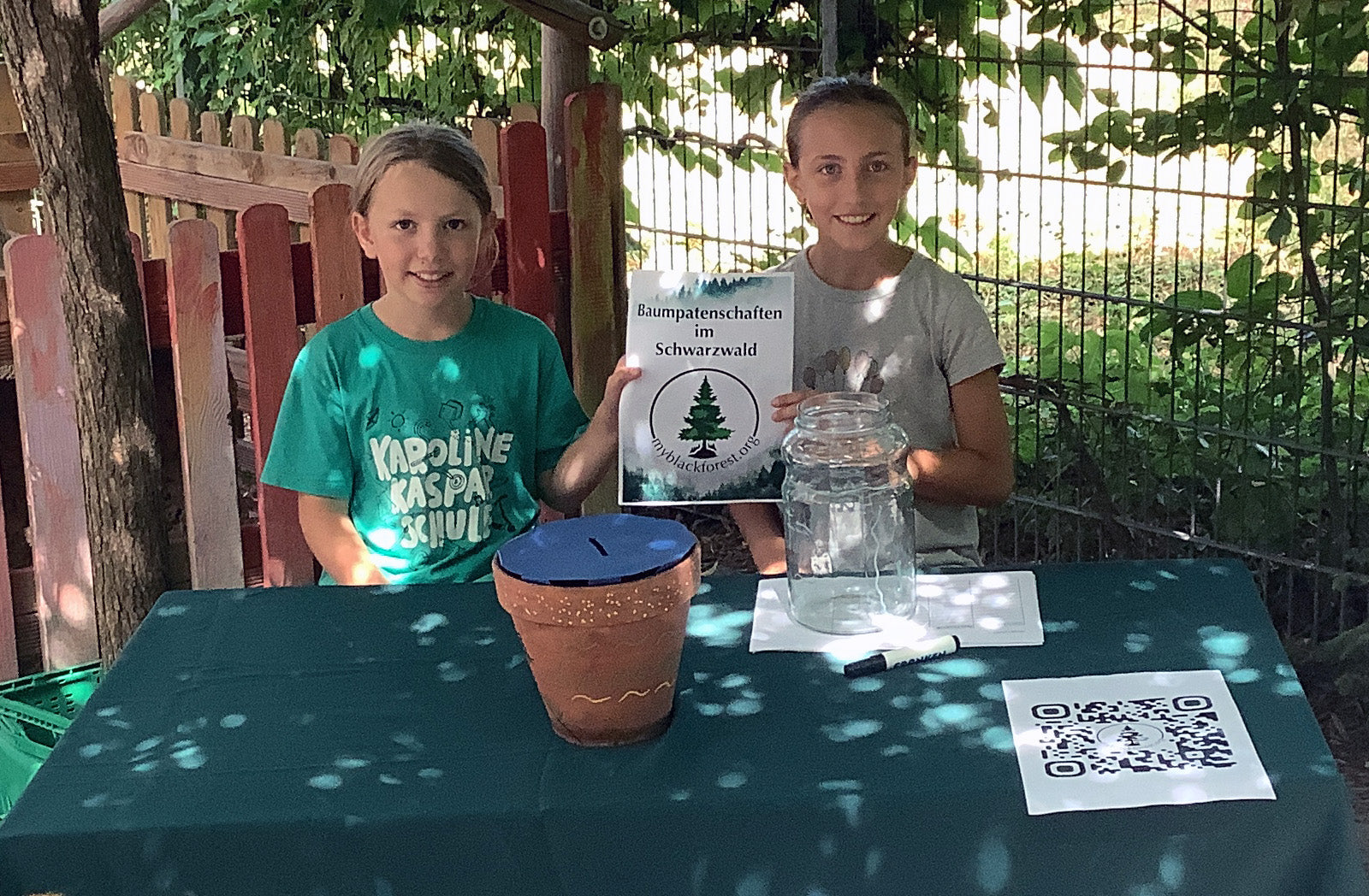 Zwei Heldinnen vom Hort Immergrün pflanzen 30 Bäume im Schwarzwald